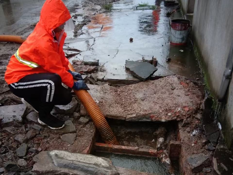 松山湖管委会专业清理污水池 炜誉市政以规范流程守护城市 “肠道”